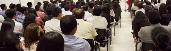 Funcionarios de la Contraloría peruana asisten a charla informativa sobre Maestría en Control Gubernamental